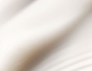 Tessuto bianco morbido e fluente, con pieghe delicate che creano un effetto di movimento.
