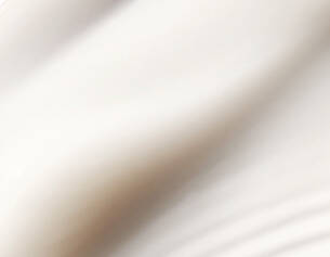 Tessuto bianco morbido e fluente, con pieghe delicate che creano un effetto di movimento.