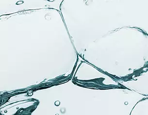 Ghiaccio trasparente e bollicine in acqua, creando un effetto fresco e rinfrescante.