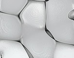 Textura bianca e lucida con forme irregolari che creano un effetto astratto e tridimensionale.