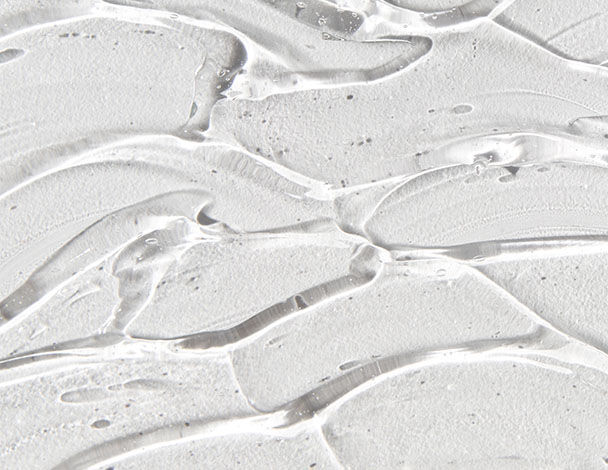 Texture fluida e trasparente su sfondo bianco, con onde e increspature che creano un effetto brillante e luminoso.