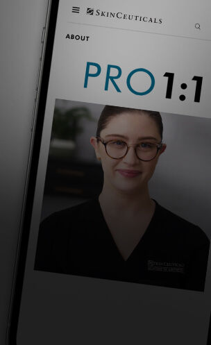 Un professionista del settore estetico dell'azienda SkinCeuticals, sorridente e in divisa, presenta il programma PRO 1:1.