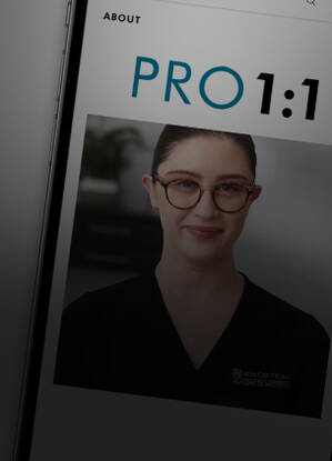 Un professionista del settore estetico dell'azienda SkinCeuticals, sorridente e in divisa, presenta il programma PRO 1:1.