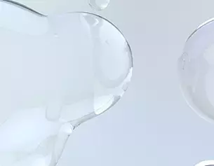 Gocce di gel trasparente su uno sfondo chiaro, creando un effetto di eleganza e leggerezza.