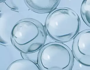 Bolle d&apo;aria trasparenti in primo piano su sfondo blu, creando un effetto visivo delicato e leggero.