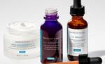 Tre prodotti della linea SkinCeuticals per il trattamento della pelle: crema idratante, siero intensificatore e siero antiossidante.