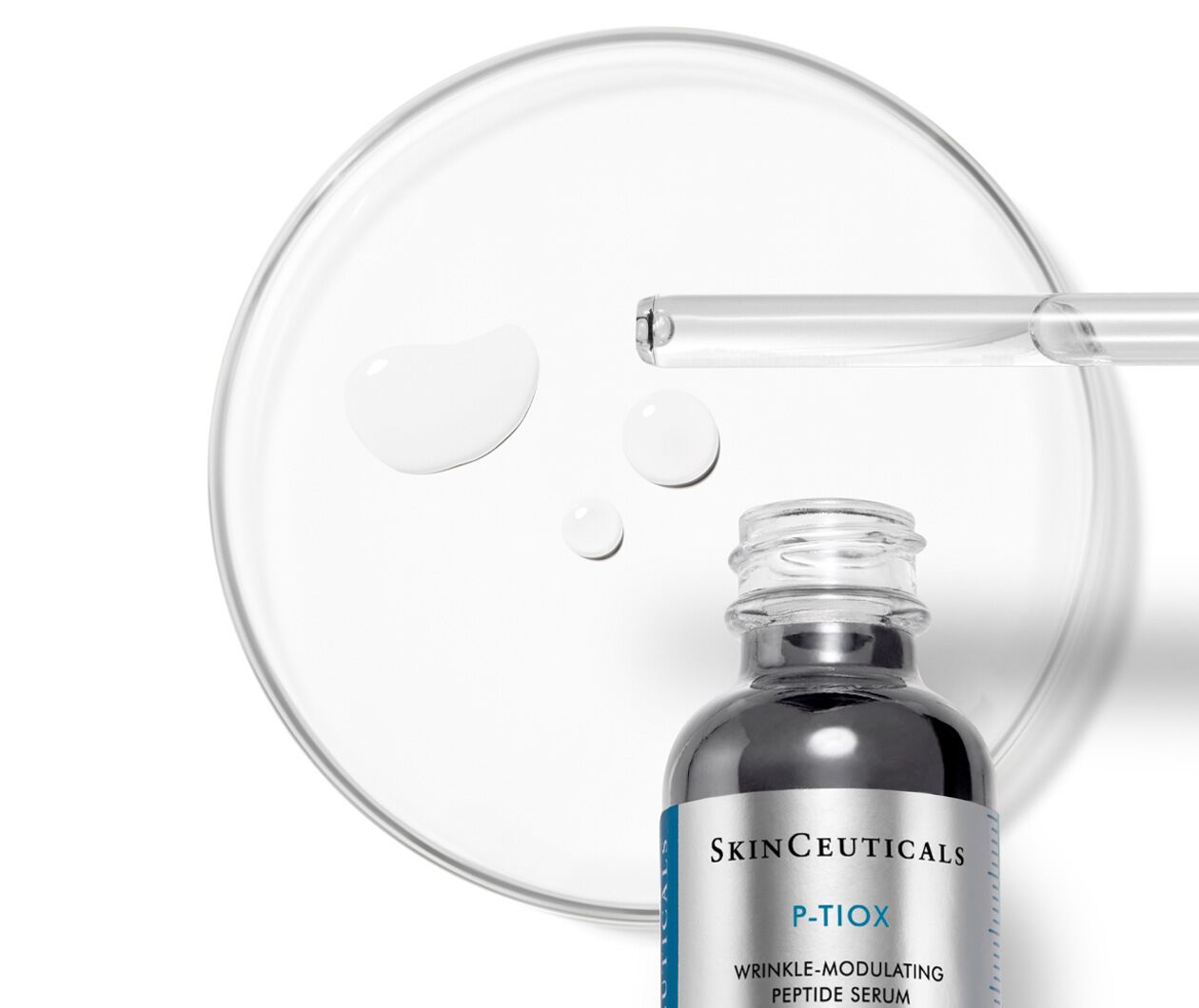 Flacone di siero wrinkle-modulating P-TIOX di SkinCeuticals accanto a una piastra di Petri con gocce di prodotto.
