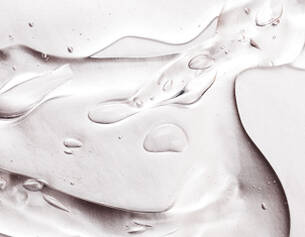 Superficie traslucida con gocce d&apo;acqua e linee fluide che creano un effetto di movimento e leggerezza.