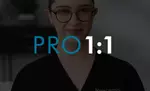 Una professionista con occhiali sorride, indossando un camice, per una presentazione di SkinCeuticals.
