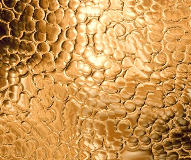 Texture di bolle dorate su uno sfondo lucido, creando un effetto visivo vibrante e organico.