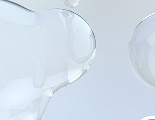 In primo piano, bolle trasparenti su uno sfondo chiaro, creando un effetto luminoso e fluido.