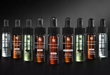 Un assortimento di campioni SkinCeuticals, che mostra diversi sieri come C E Ferulic, Phyto Corrective, P-TIOX e altri.​
