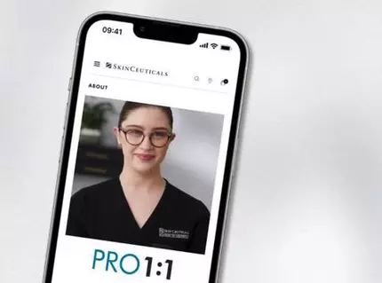 Telefono con schermata che mostra un profilo di un professionista e il testo "PRO 1:1" di SkinCeuticals.