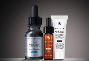 Prodotti per la routine di skincare SkinCeuticals: il siero C E Ferulic, il siero P-TIOX e la protezione solare Ultra Facial Defense SPF 50​