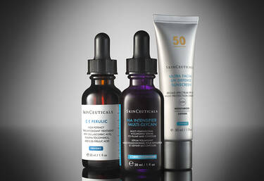 Prodotti per la routine di skincare SkinCeuticals: il siero C E Ferulic, il siero P-TIOX e la protezione solare Ultra Facial Defense SPF 50​