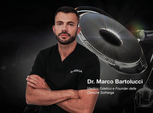 Immagine di un uomo con barba e capelli scuri, vestito in modo professionale, accanto a un logo e un dispositivo medico.