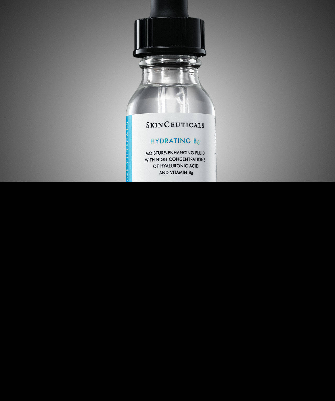 Un primo piano di una bottiglia di Skinceuticals HA Intensifier Multi-Glycan, su uno sfondo sfumato