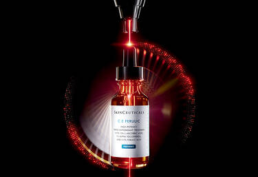Un primo piano di una bottiglia di Skinceuticals HA Intensifier Multi-Glycan, su uno sfondo sfumato.
