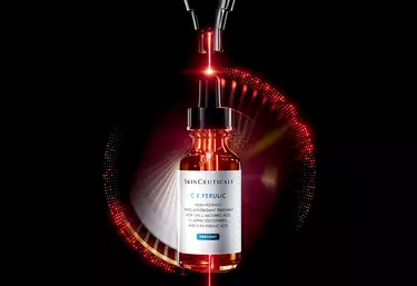 Un primo piano di una bottiglia di Skinceuticals HA Intensifier Multi-Glycan, su uno sfondo sfumato.​