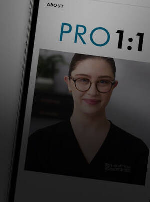 Un'infermiera sorridente presenta il servizio PRO 1:1 di SkinCeuticals su un dispositivo mobile.