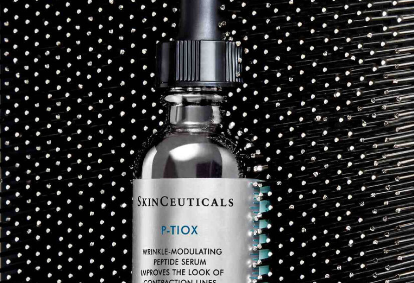 Serum SkinCeuticals P-TIOX per ridurre le rughe, presentato in un flacone elegante su sfondo nero.