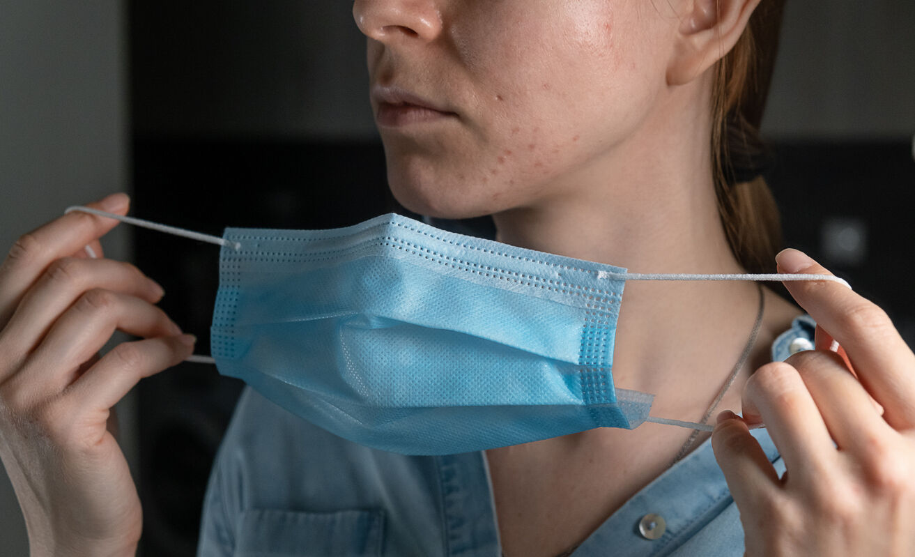 Ragazza che mette la mascherina