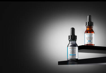 Un primo piano di un flacone di SkinCeuticals HA Intensifier Multi-Glycan su uno sfondo sfumato. 