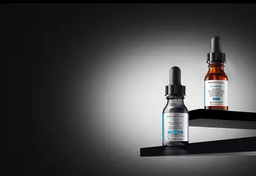 Un primo piano di un flacone di SkinCeuticals HA Intensifier Multi-Glycan su uno sfondo sfumato. ​