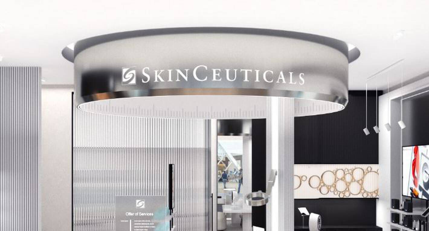Alt text: "Interno di un negozio SkinCeuticals con un'insegna a soffitto in metallo."