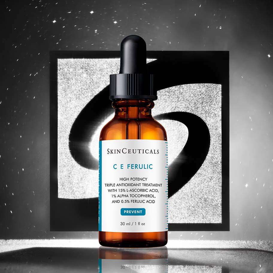 Una bottiglia di CE Ferulic davanti a uno sfondo nero e argento con il logo Skinceuticals.