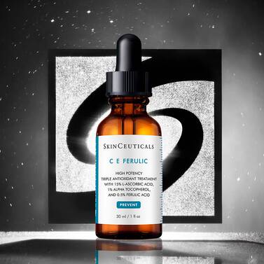 Una bottiglia di CE Ferulic davanti a uno sfondo nero e argento con il logo Skinceuticals.