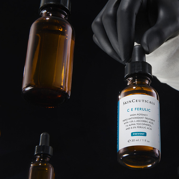 Flacone di siero SkinCeuticals P-TIOX circondato da fiale, incentrato sulla correzione delle rughe.