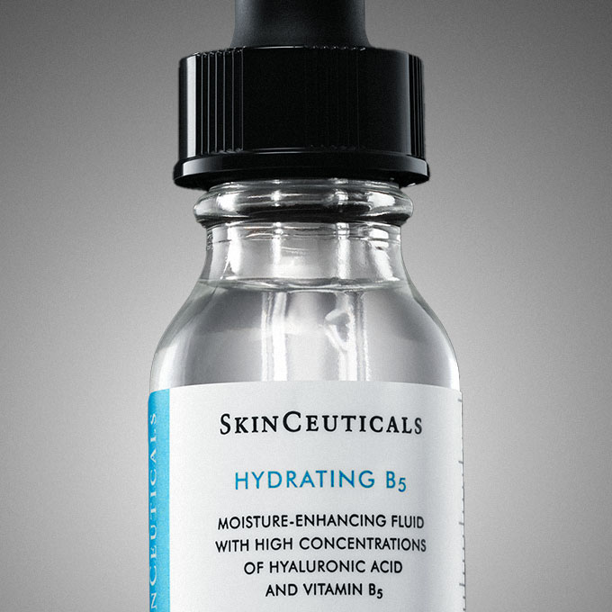 n primo piano di un flacone di SkinCeuticals HA Intensifier Multi-Glycan su uno sfondo sfumato.