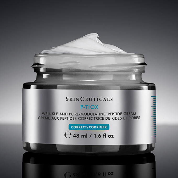 Flacone di siero SkinCeuticals P-TIOX circondato da fiale, incentrato sulla correzione delle rughe.