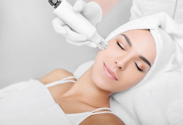 Giovane donna con macchie sul viso 